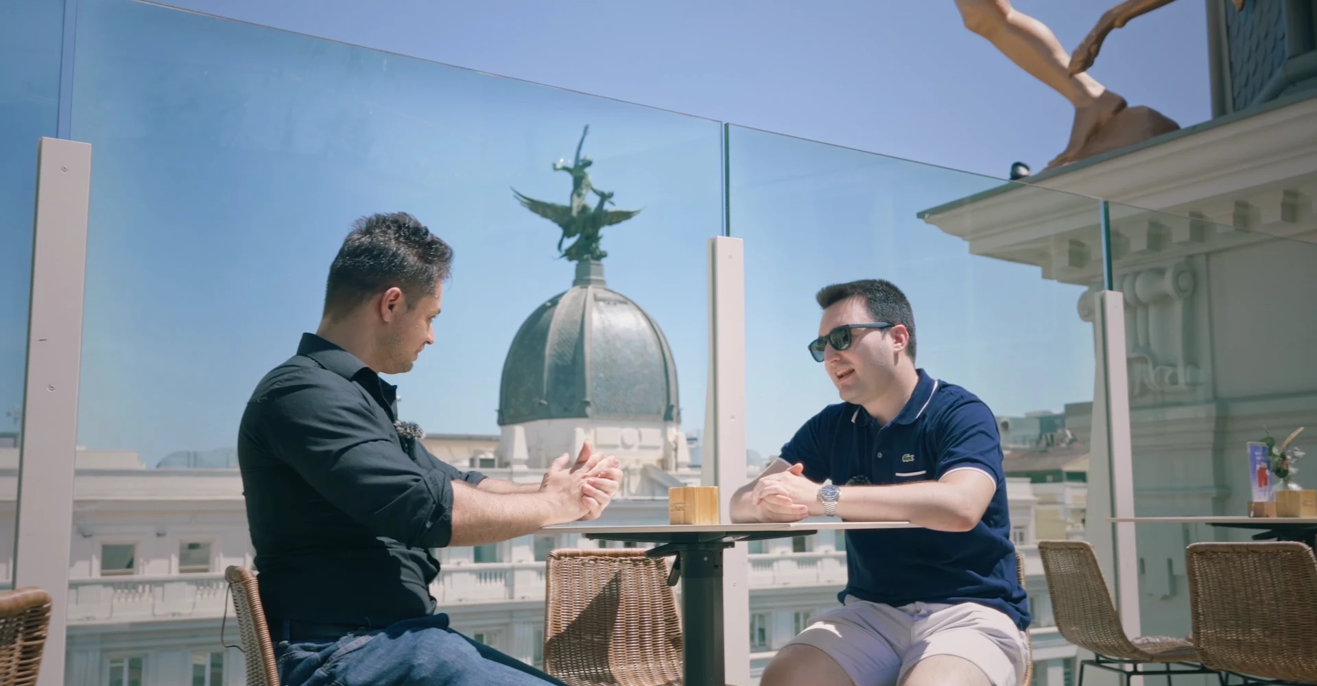Josep y Eduardo conversando en una terraza de Madrid